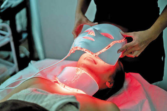 Red Light Therapy Mask: Benefits, Risks, and a Complete Buying Guide for 2026